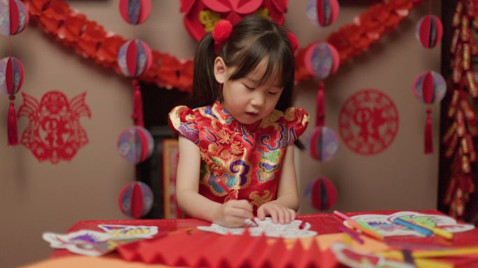 穿着传统服装的年轻女孩庆祝中国新年