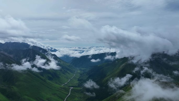 航拍四川阿坝雅克夏雪山云海风光