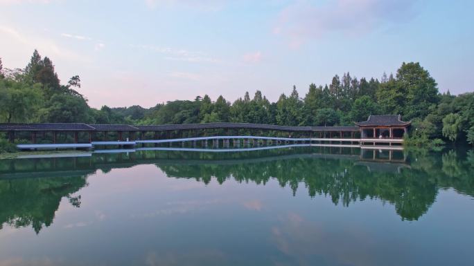 航拍杭州西湖景区浴鹄湾 霁虹桥