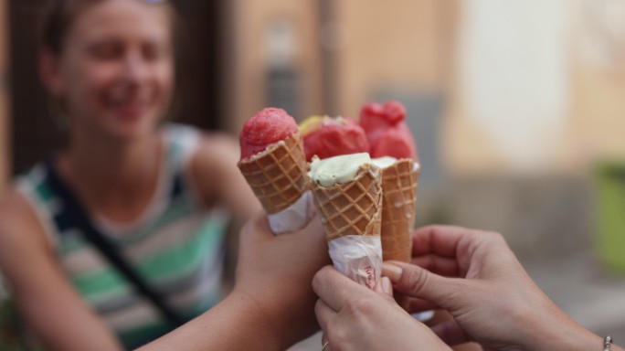 一家人在小镇吃意大利自制冰淇淋