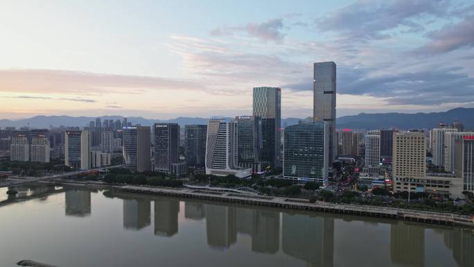 傍晚鸟瞰滨水城市景观