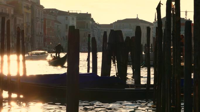 4K威尼斯-大运河、总督府、圣马克坎帕尼尔、里亚托桥蒙太奇视频