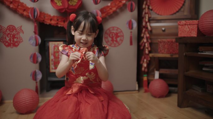 穿着传统服装的年轻女孩庆祝中国新年