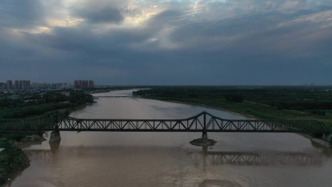 山东济南：泺口百年铁路桥云彩美景