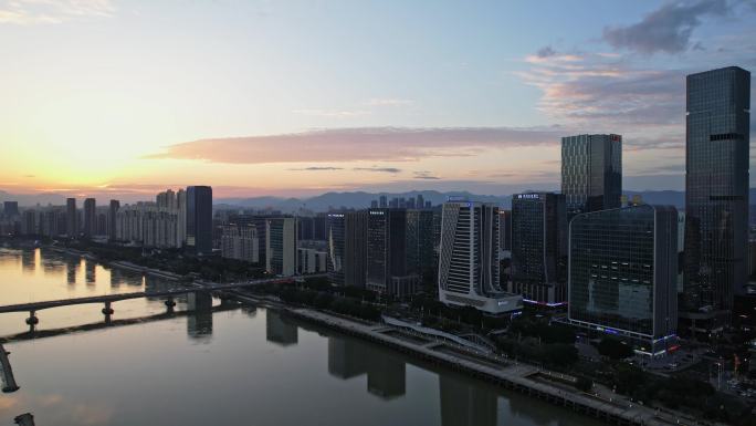 傍晚鸟瞰滨水城市景观