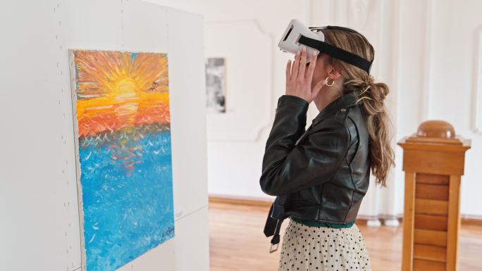 美术馆VR体验油画戴VR眼镜的美女