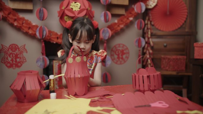 穿着传统服装的年轻女孩庆祝中国新年