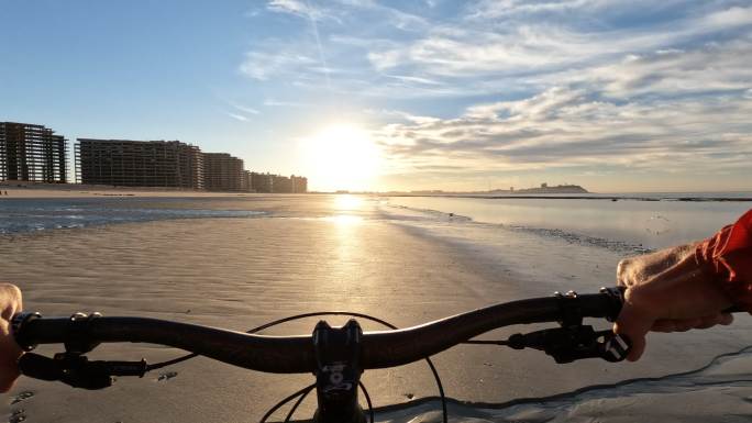第一人称视角：在空荡荡的海滩上骑自行车