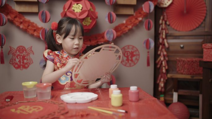 穿着传统服装的年轻女孩庆祝中国新年