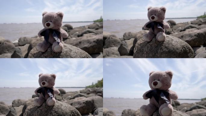 风中摇曳的玩偶熊