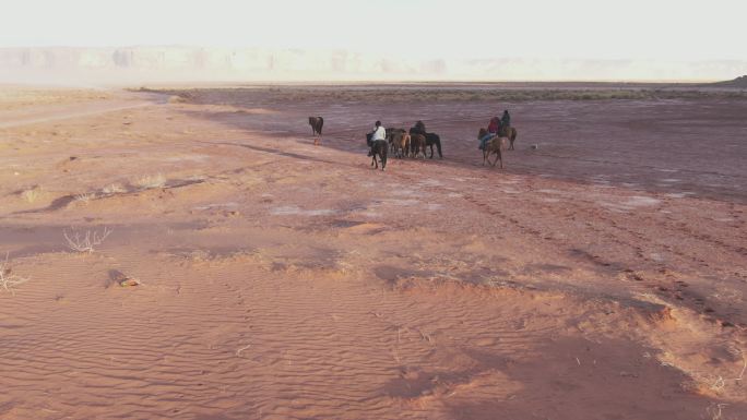 日落前，三位纳瓦霍姐妹在纪念碑谷附近的沙漠中牧马