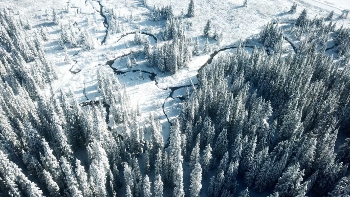 雪晨湖鸟瞰图冻土冰天雪地河面冰块裂缝