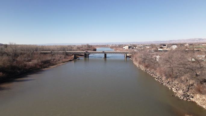 科罗拉多州弗鲁伊塔附近工业区的一座桥上，科罗拉多州空中河上涨，流经科罗拉多州大交界处