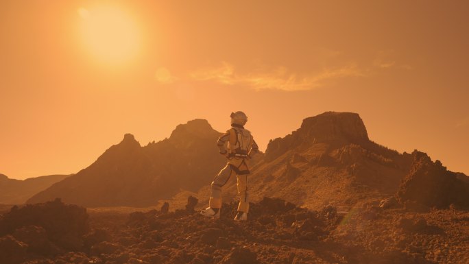 火星漫步。女宇航员探索铁锈山。攀岩，欣赏风景