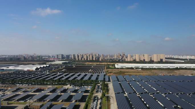 安装在工厂屋顶和停车场上的太阳能电池板的实时/鸟瞰图