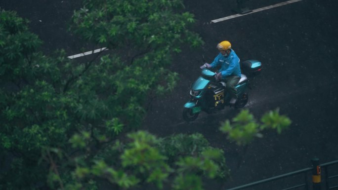 外卖骑手雨天派送