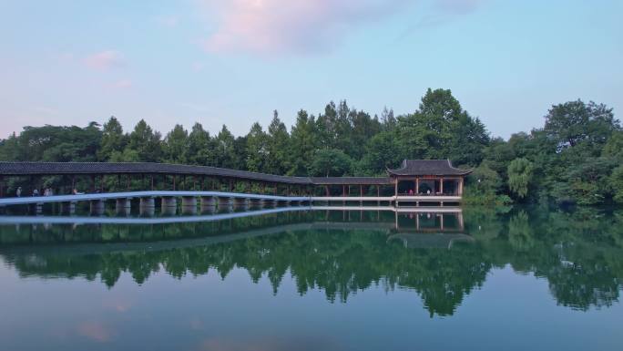 航拍杭州西湖景区浴鹄湾 霁虹桥