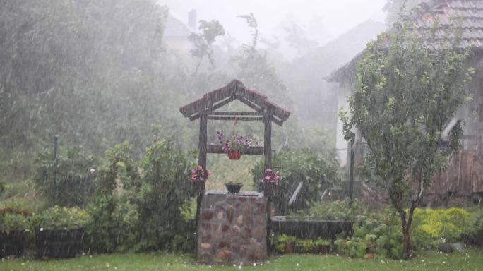 村庄里可怕的暴风雨。