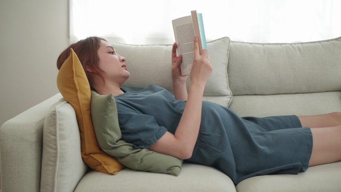 孕妇看书慵懒舒服待产
