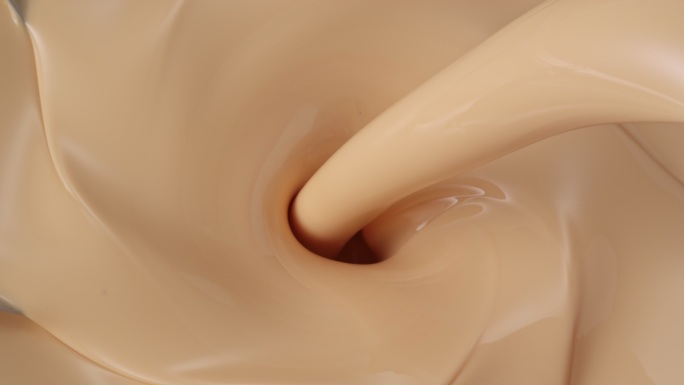 白巧克力浇注倒入液体粘稠液体
