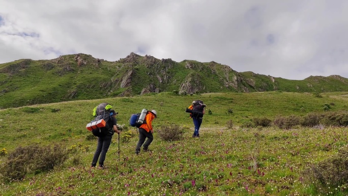 户外运动爱好者在雅克夏雪山徒步