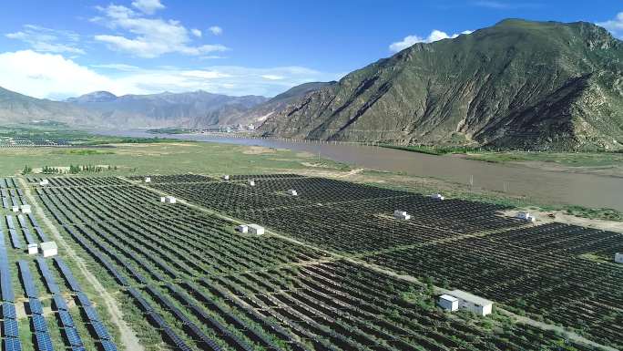 航拍西藏青藏高原太阳能光伏发电站合集2