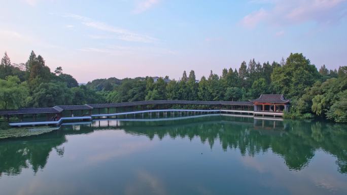 航拍杭州西湖景区浴鹄湾 霁虹桥