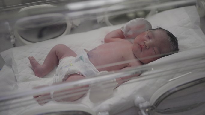 孵化器中的新生儿婴幼儿广告宝宝母婴
