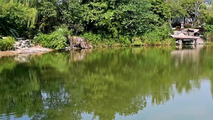 湖水倒影慢镜头实拍视频_1