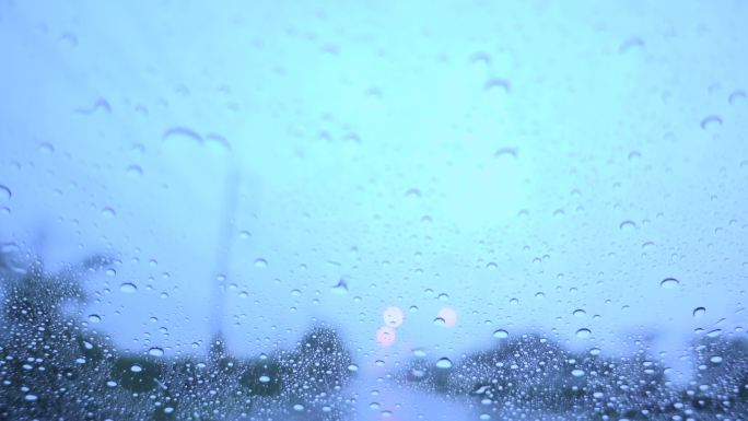 前视图背景上的雨滴