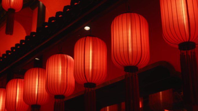 夜晚屋檐下一排红灯笼