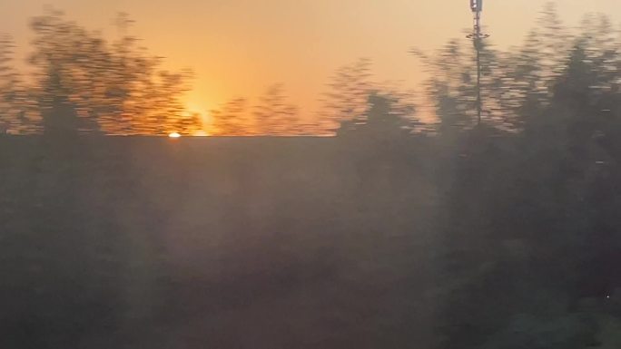 高铁动车傍晚夕阳形势时光流逝电塔信号塔
