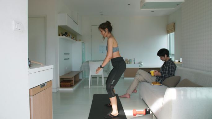 健身女性在家做蹲式运动