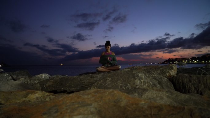 海鸥坐在坐莲花位沉思的女人旁边