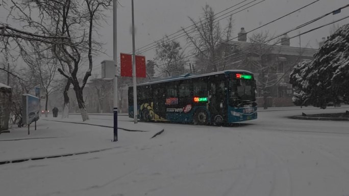 下雪天公交车