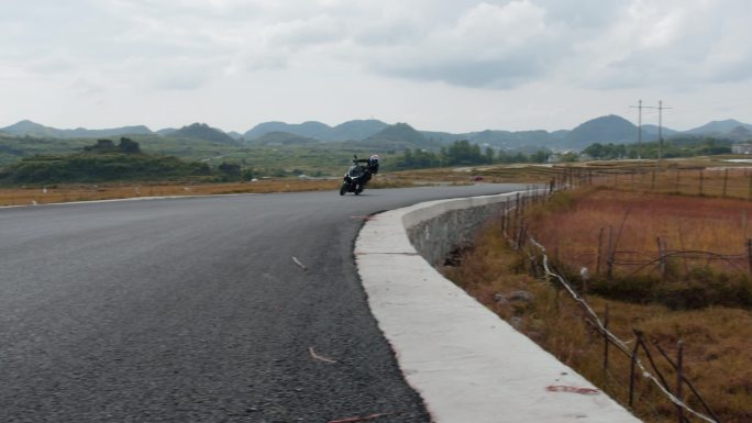 踏板摩托车在山路上骑行、压弯、烧胎