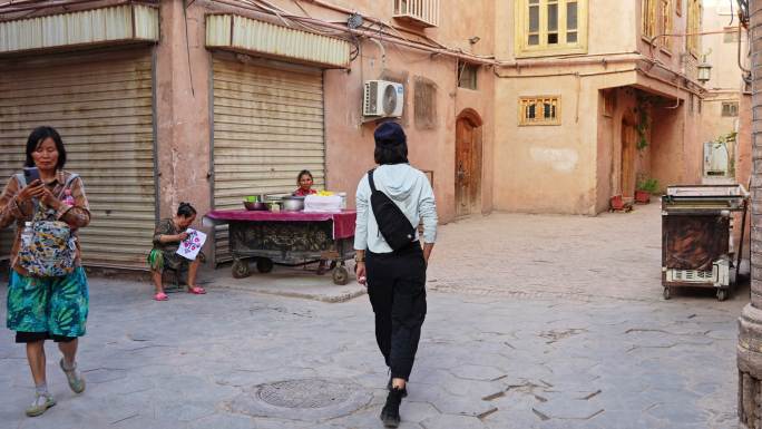 喀什古城女孩走路旅行背影