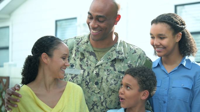 拥有多种族家庭的非裔美国海军老兵