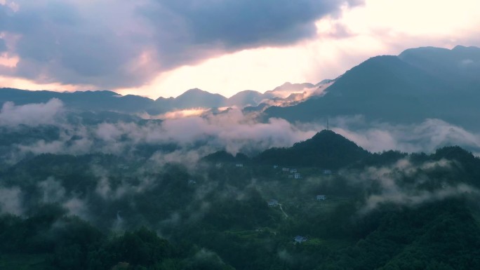 山区晨雾日出光芒万丈