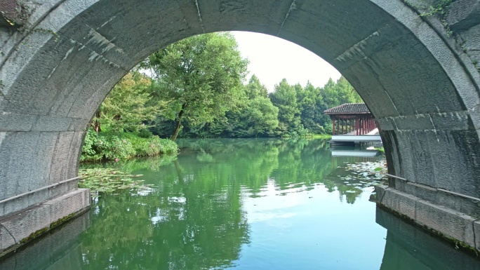 航拍杭州西湖景区浴鹄湾 霁虹桥