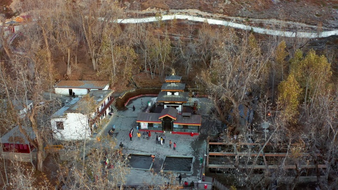 Mustang区Muktinath寺庙的高角度视图