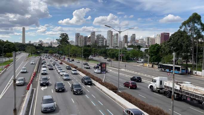 圣保罗市的高角度视图。大街上的交通。