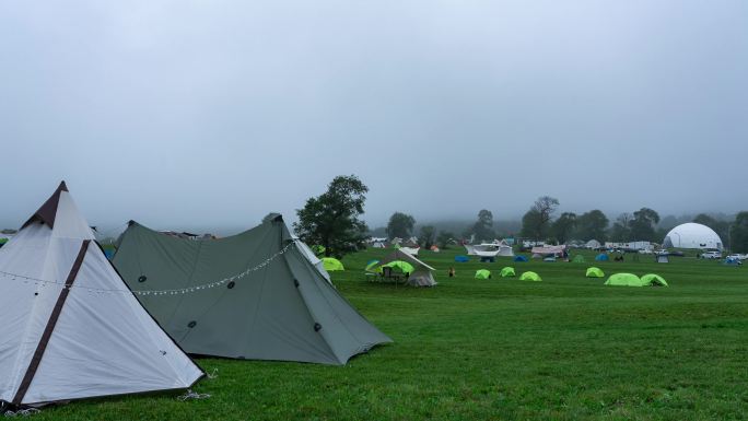 帐篷营地阴雨天气