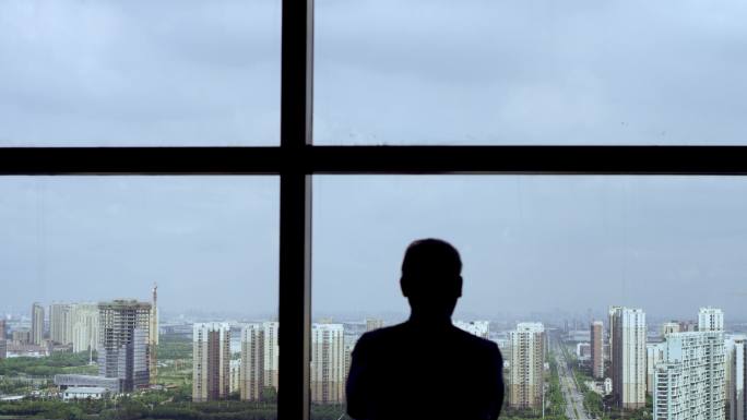 4k-商务人士站在窗口远眺城市【原创】