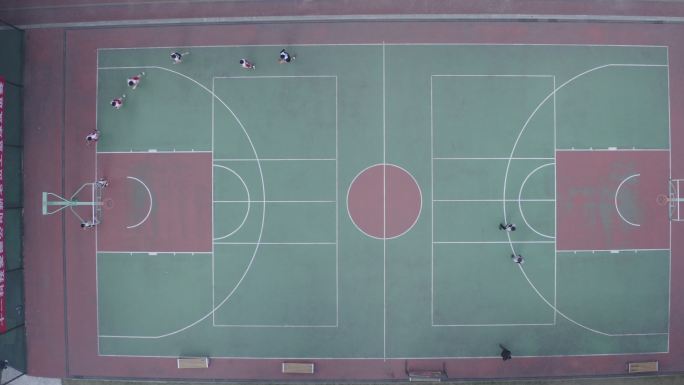 篮球场运动员跑步航拍4k源素材