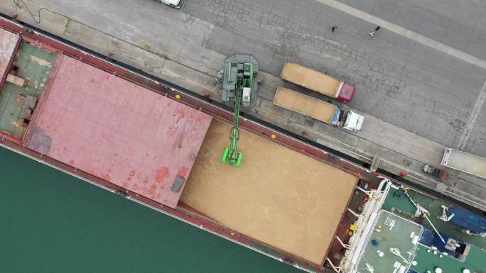 国际港口卸载货船的鸟瞰图。