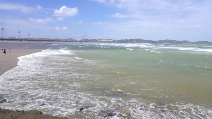 实拍平潭长江澳海岸线海浪风车