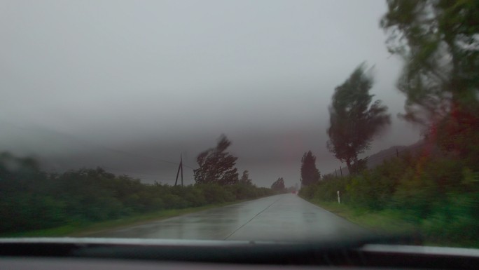 雨天驾驶大雨中行驶公路山区