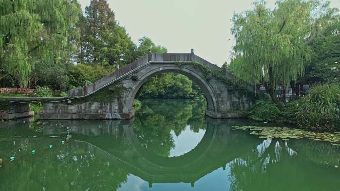 航拍杭州西湖景区浴鹄湾 霁虹桥