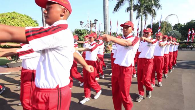 泗水市政府少年排练国庆阅兵